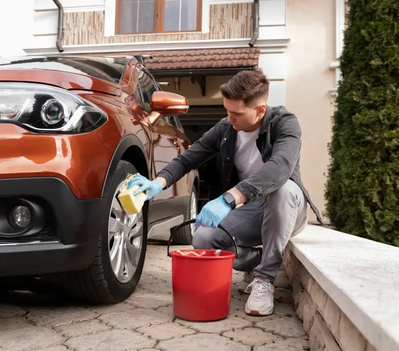 Lavage auto à domicile Les Salles-sur-Verdon : professionnel intervenant sur un véhicule